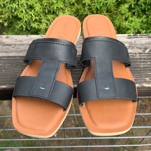 Toms Black Leather Slides / Sandals